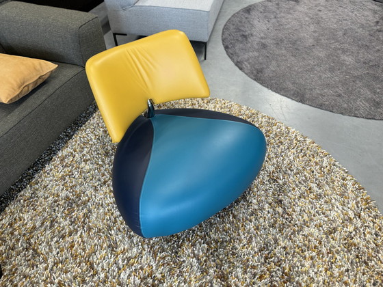 Image 1 of Fauteuil Leolux Pallone cuir bleu jaune