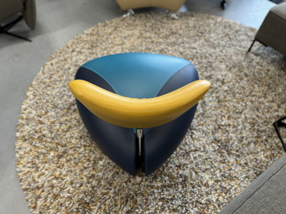 Image 1 of Fauteuil Leolux Pallone cuir bleu jaune