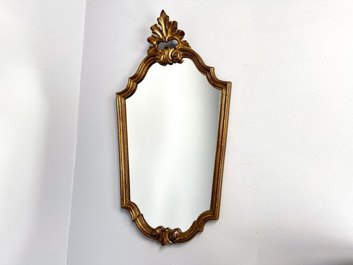 Specchio dorato con cornice vintage e decorazioni ornamentali