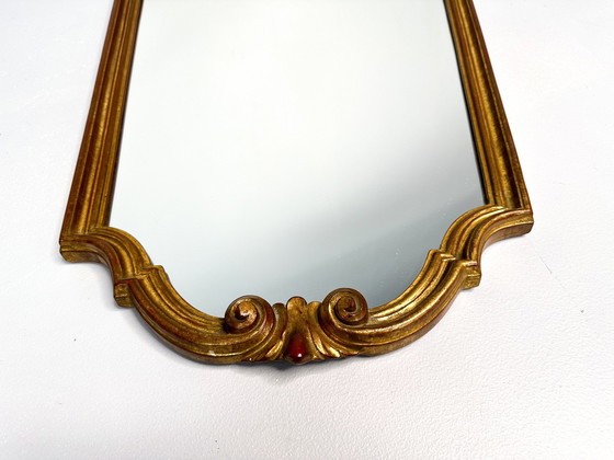 Image 1 of Specchio dorato con cornice vintage e decorazioni ornamentali