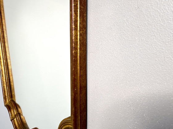 Image 1 of Specchio dorato con cornice vintage e decorazioni ornamentali