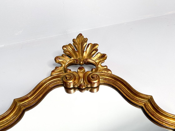 Image 1 of Specchio dorato con cornice vintage e decorazioni ornamentali