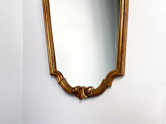 Image 1 of Specchio dorato con cornice vintage e decorazioni ornamentali