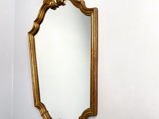 Image 1 of Specchio dorato con cornice vintage e decorazioni ornamentali