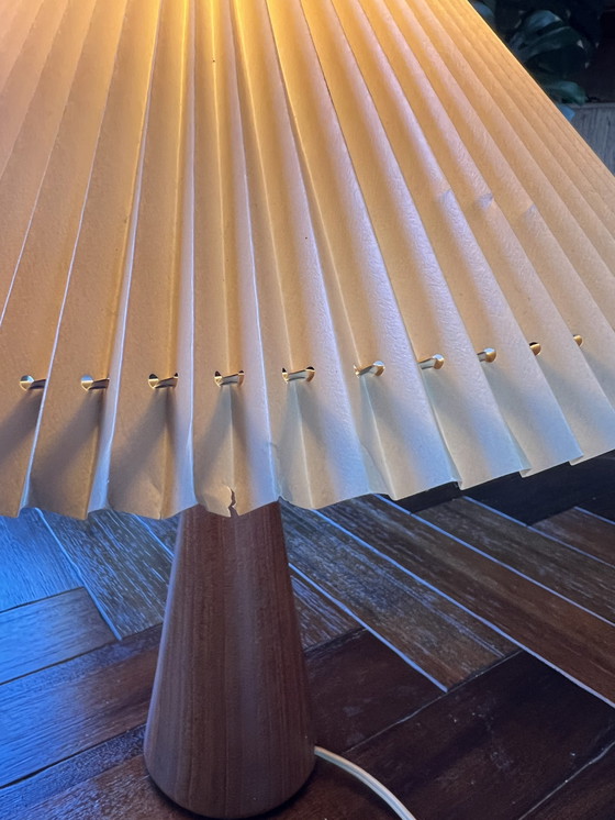 Image 1 of NK - Lámpara de mesa de mediados de siglo de Nordiska Kompaniets con base de teca y pantalla de plástico fruncido de la década d