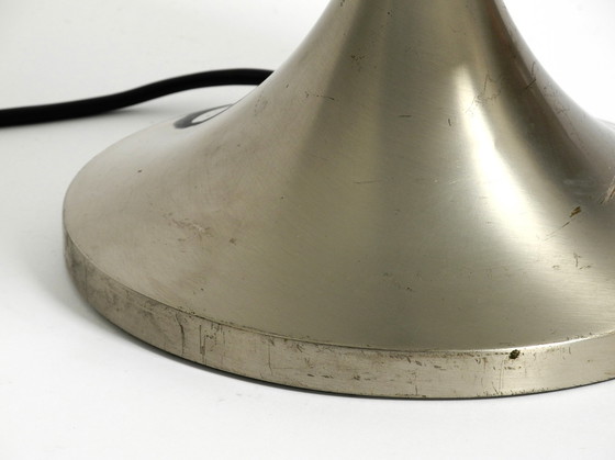 Image 1 of Rare grande lampe de table italienne en aluminium massif et verre au design de l'ère spatiale