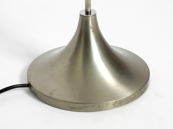 Image 1 of Rare grande lampe de table italienne en aluminium massif et verre au design de l'ère spatiale