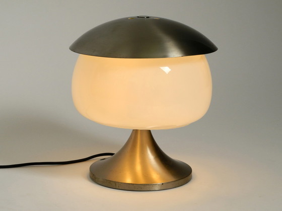 Image 1 of Rare grande lampe de table italienne en aluminium massif et verre au design de l'ère spatiale