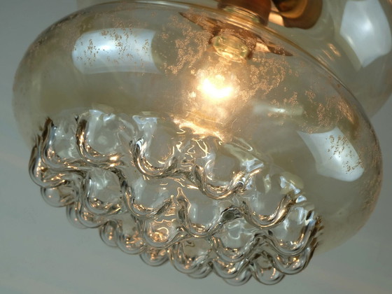 Image 1 of LUMIÈRE PENDANT bulle en verre ambré et laiton du milieu du siècle dernier