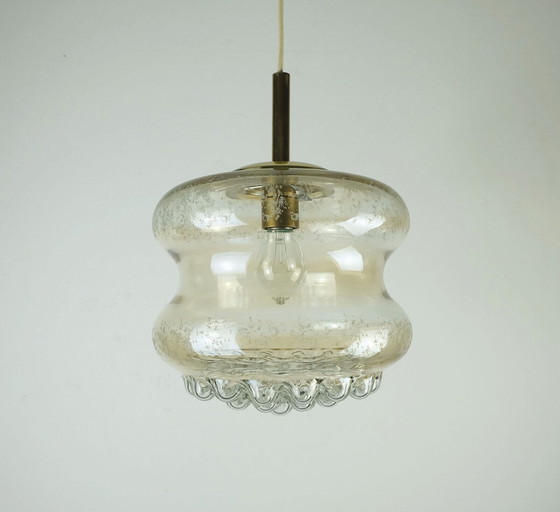 Image 1 of LUMIÈRE PENDANT bulle en verre ambré et laiton du milieu du siècle dernier