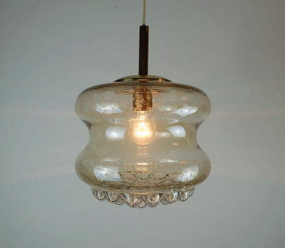 Image 1 of LUMIÈRE PENDANT bulle en verre ambré et laiton du milieu du siècle dernier