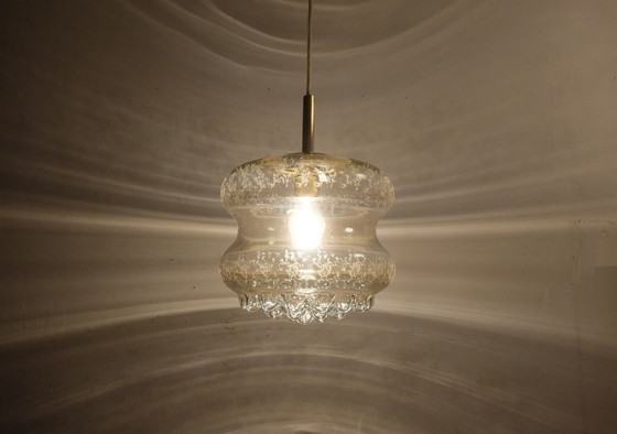 Image 1 of LUMIÈRE PENDANT bulle en verre ambré et laiton du milieu du siècle dernier