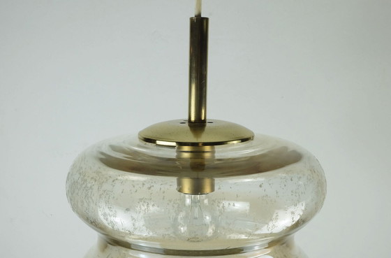 Image 1 of LUMIÈRE PENDANT bulle en verre ambré et laiton du milieu du siècle dernier