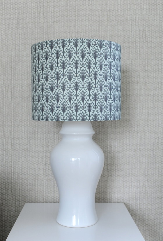Image 1 of Lampe de table vintage en porcelaine blanche avec nouvel abat-jour fait main avec impression botanique