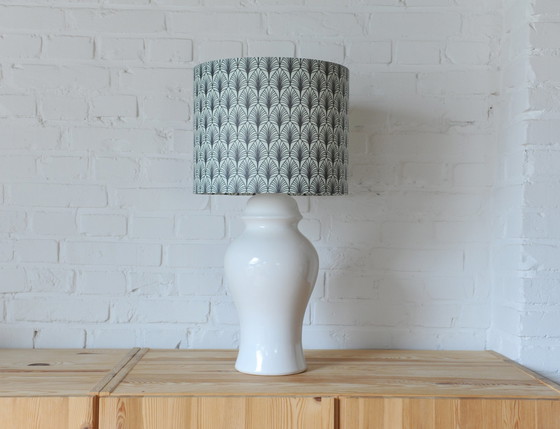Image 1 of Lampe de table vintage en porcelaine blanche avec nouvel abat-jour fait main avec impression botanique