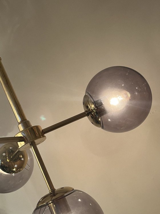 Image 1 of Lampada a sospensione a sfera in vetro con struttura in ottone fumé