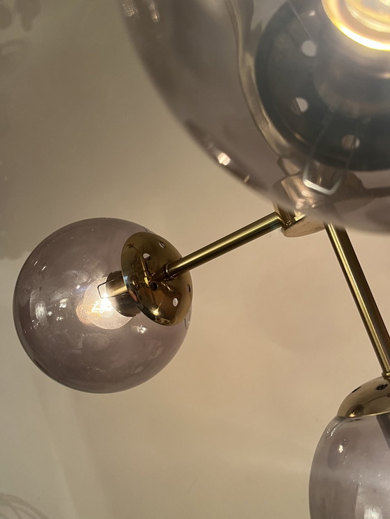 Image 1 of Lampada a sospensione a sfera in vetro con struttura in ottone fumé