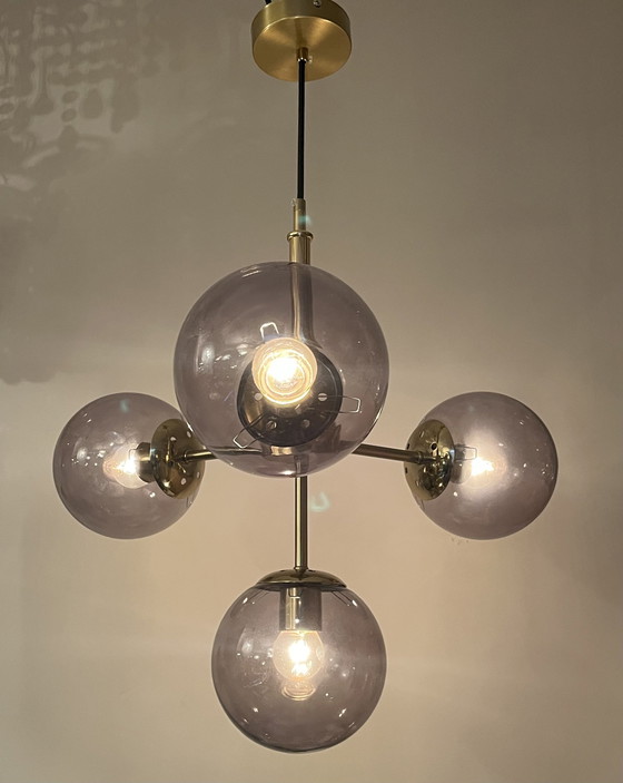Image 1 of Lampada a sospensione a sfera in vetro con struttura in ottone fumé