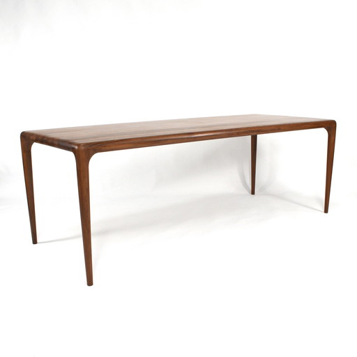 ARTISAN model ‘Latus’ Dining Table in European Walnut