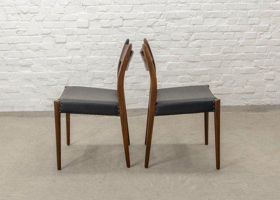 Image 1 of Ensemble de quatre chaises de salle à manger en bois de teck et en simili-cuir noir dans le style de Webe, années 1960