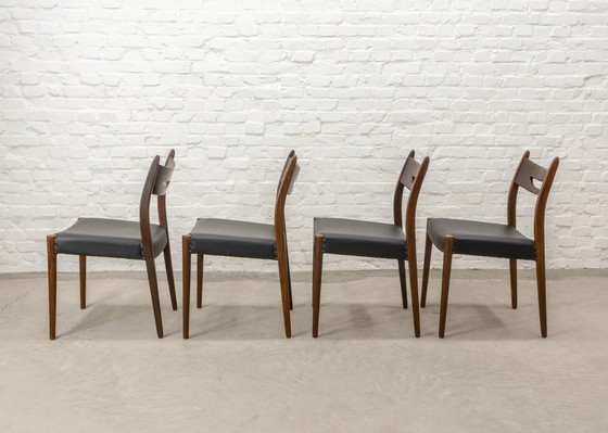 Image 1 of Ensemble de quatre chaises de salle à manger en bois de teck et en simili-cuir noir dans le style de Webe, années 1960