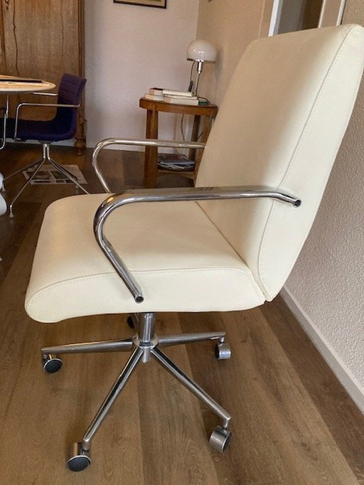 1 X Office chair, can be raised or lowered