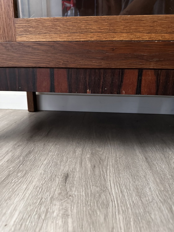 Image 1 of Vitrine vintage avec panneaux latéraux en verre