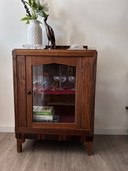 Vitrine vintage avec panneaux latéraux en verre