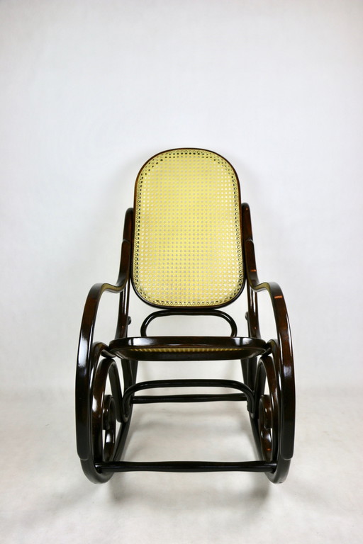 Sedia a dondolo marrone vintage