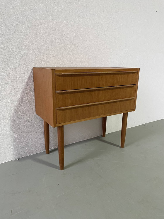 Image 1 of Danish chest of drawers in oak