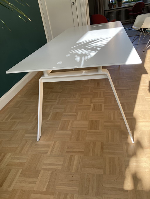 Arco Essential dining table