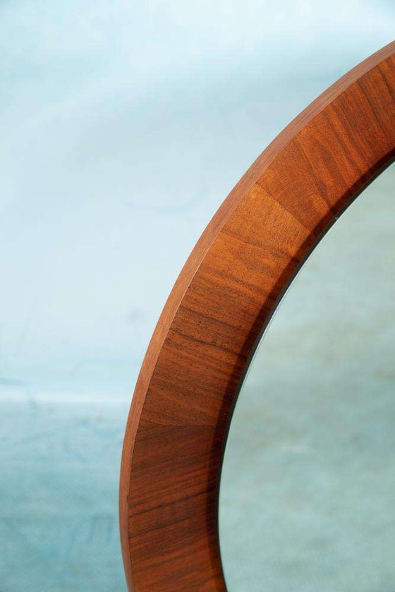 Image 1 of Miroir rond vintage en bois de noyer, miroir midmod des années 60