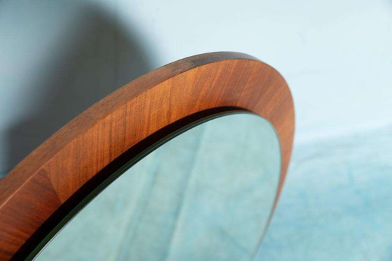 Image 1 of Miroir rond vintage en bois de noyer, miroir midmod des années 60