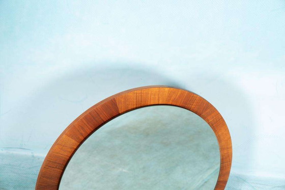 Image 1 of Miroir rond vintage en bois de noyer, miroir midmod des années 60