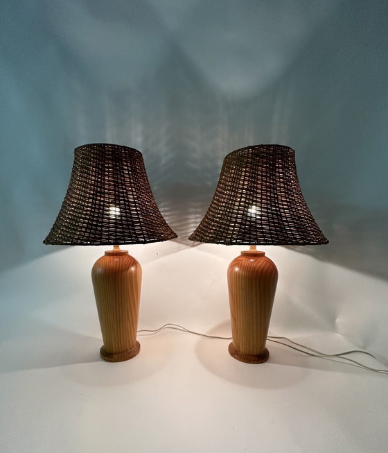 Image 1 of 2 lampade da tavolo vintage Ikea in legno massello con paralume in rattan, anni &#39;80