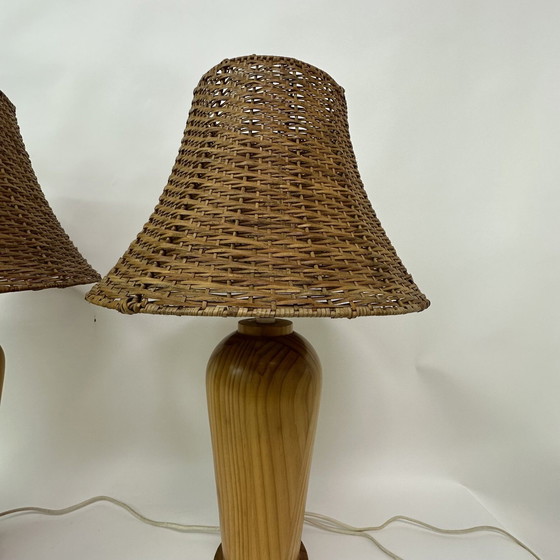 Image 1 of 2 lampade da tavolo vintage Ikea in legno massello con paralume in rattan, anni &#39;80