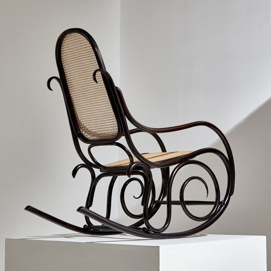 Image 1 of Vintage 'Model 825' rocking chair in wood and wicker by Michael Thonet, 1900