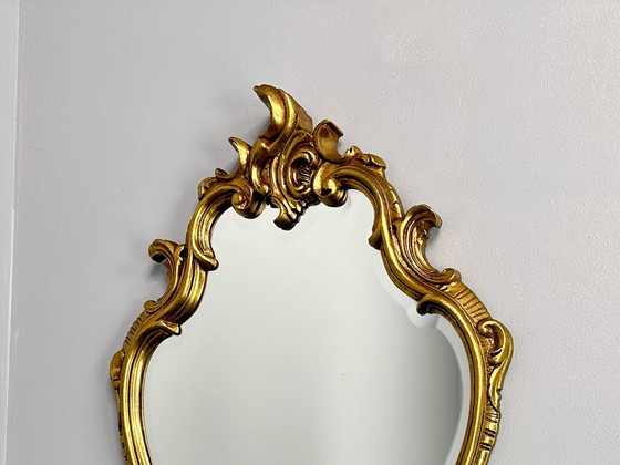 Image 1 of Specchio dorato con cornice vintage e decorazioni ornamentali | Specchio bisellato