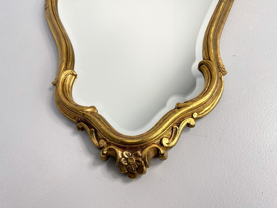 Image 1 of Specchio dorato con cornice vintage e decorazioni ornamentali | Specchio bisellato