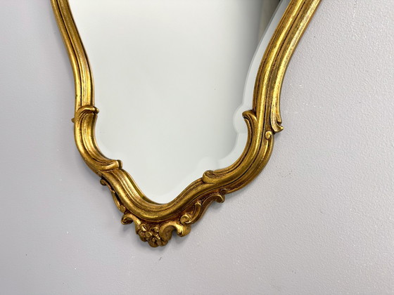 Image 1 of Specchio dorato con cornice vintage e decorazioni ornamentali | Specchio bisellato