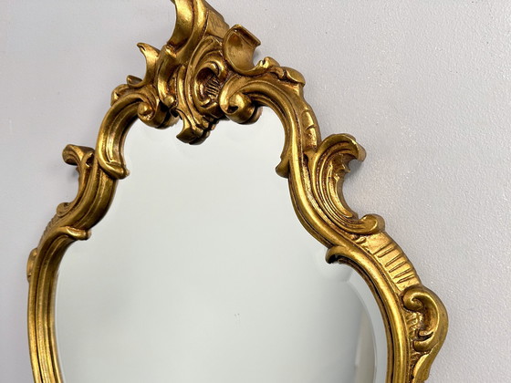 Image 1 of Specchio dorato con cornice vintage e decorazioni ornamentali | Specchio bisellato