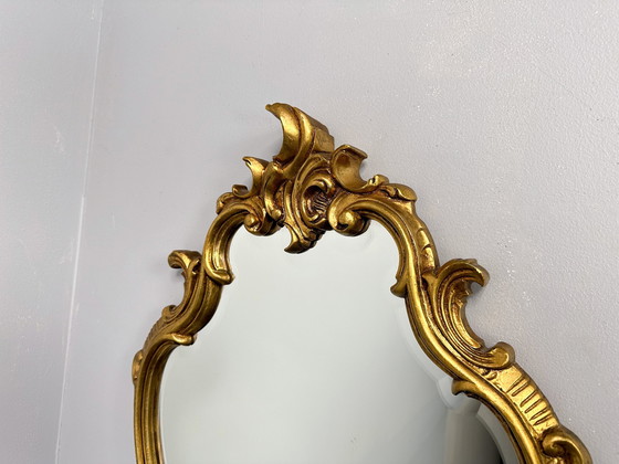 Image 1 of Specchio dorato con cornice vintage e decorazioni ornamentali | Specchio bisellato