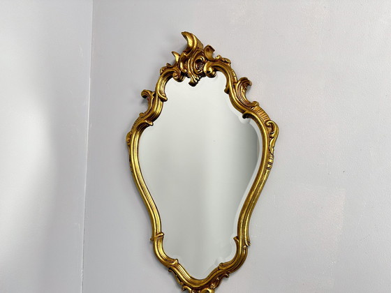 Image 1 of Specchio dorato con cornice vintage e decorazioni ornamentali | Specchio bisellato