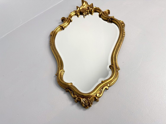 Image 1 of Specchio dorato con cornice vintage e decorazioni ornamentali | Specchio bisellato