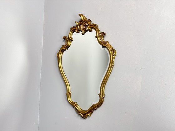 Image 1 of Specchio dorato con cornice vintage e decorazioni ornamentali | Specchio bisellato
