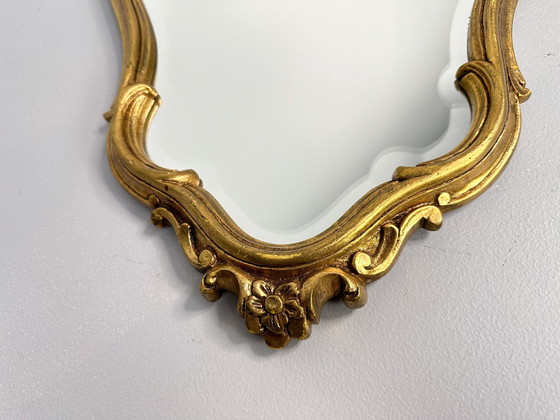 Image 1 of Specchio dorato con cornice vintage e decorazioni ornamentali | Specchio bisellato