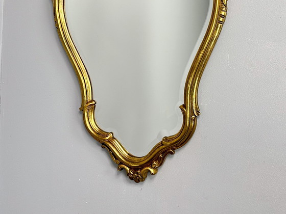 Image 1 of Specchio dorato con cornice vintage e decorazioni ornamentali | Specchio bisellato