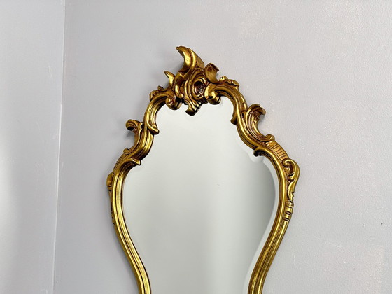 Image 1 of Specchio dorato con cornice vintage e decorazioni ornamentali | Specchio bisellato