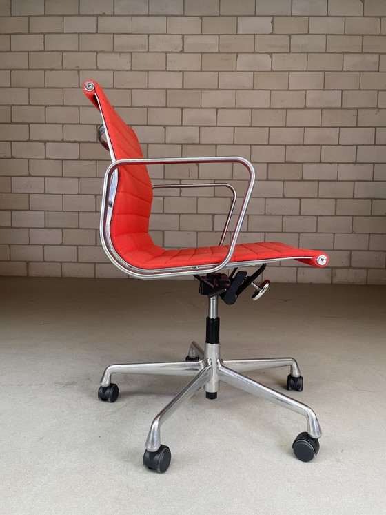 Image 1 of Chaise de bureau Vitra Eames EA 117