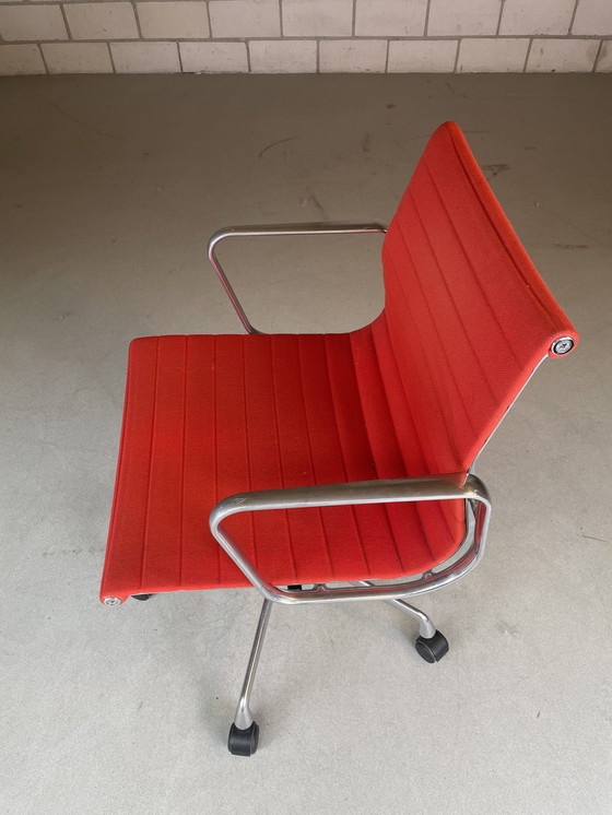 Image 1 of Chaise de bureau Vitra Eames EA 117